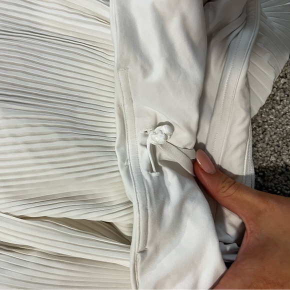 Lululemon White Golf Skirt size 6, with shorts and pockets. - Picture 6 of 10